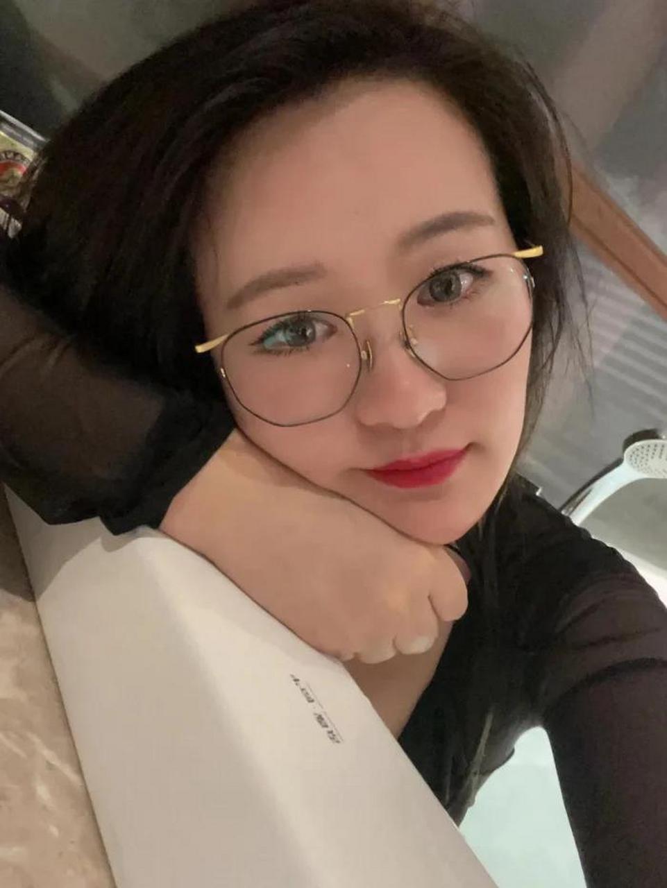 无聊戴眼镜自拍的少妇,眼镜增加了一份神秘感和朦胧美
