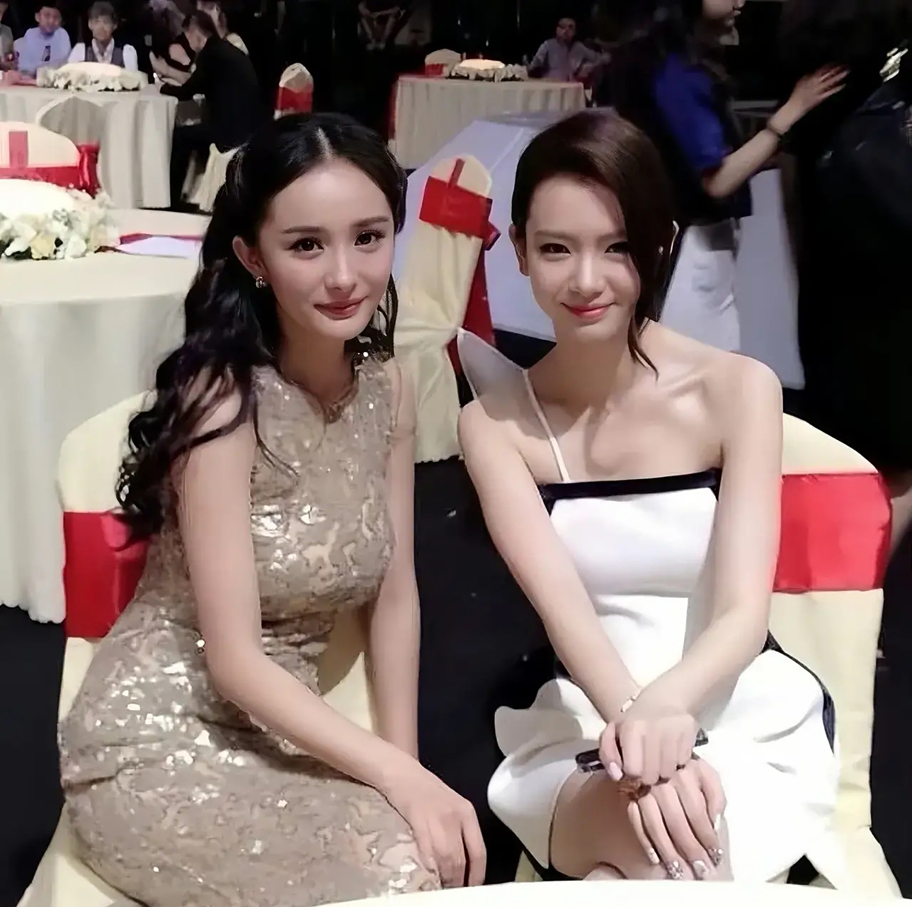 早年杨幂和戚薇的合照,感觉杨幂无论是身材颜值就直接秒杀戚薇,杨幂不
