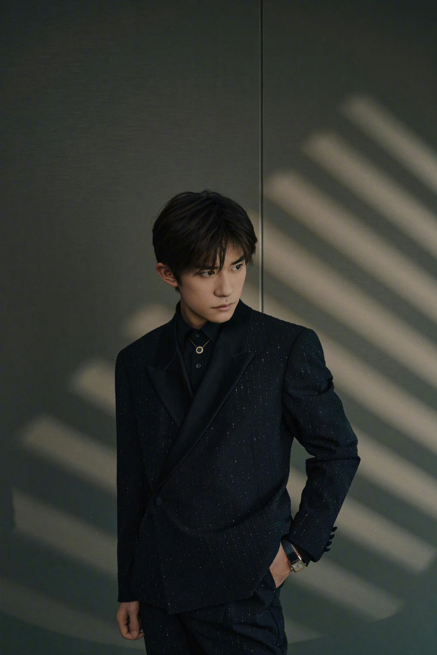 易烊千玺黑色西装好闪,弟弟今天也好帅