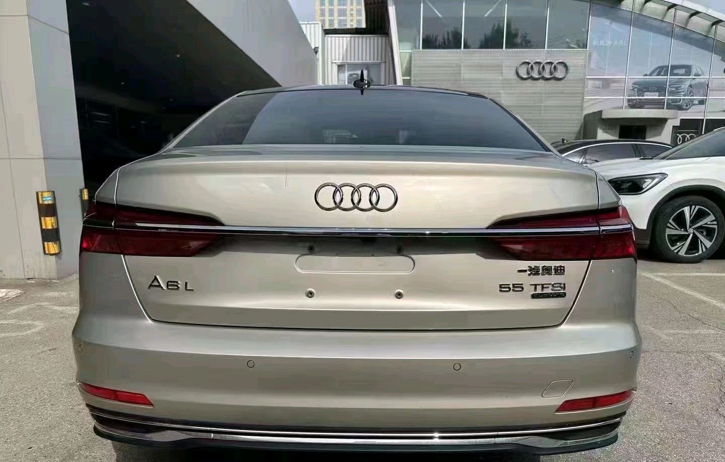 香槟金色漆面,浅色内饰的优雅典范在豪华轿车领域,新奥迪a6以其独特的