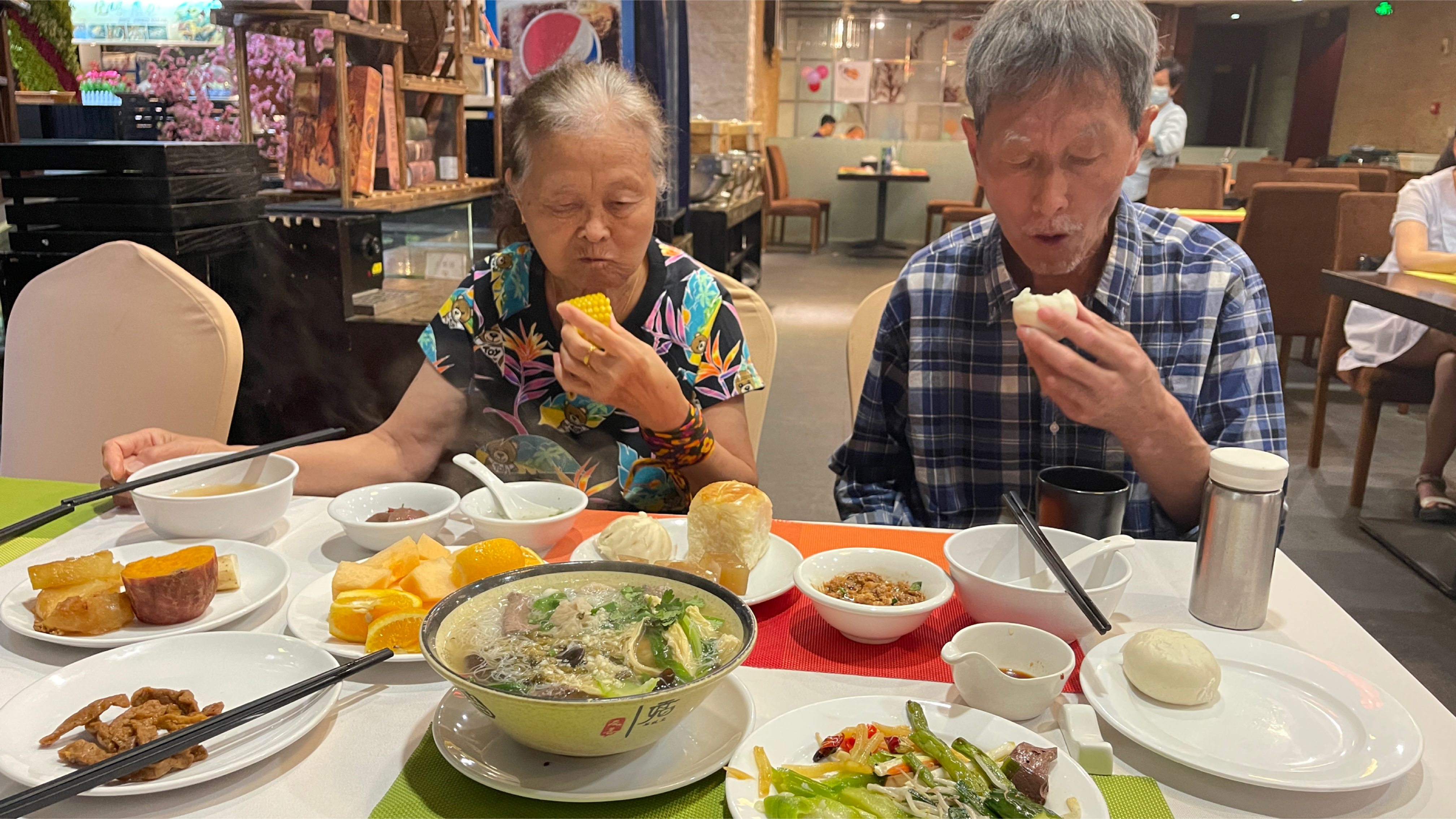 和爸妈在福州聚春园酒店吃自助早餐,加一份48元,特色菜是肉燕