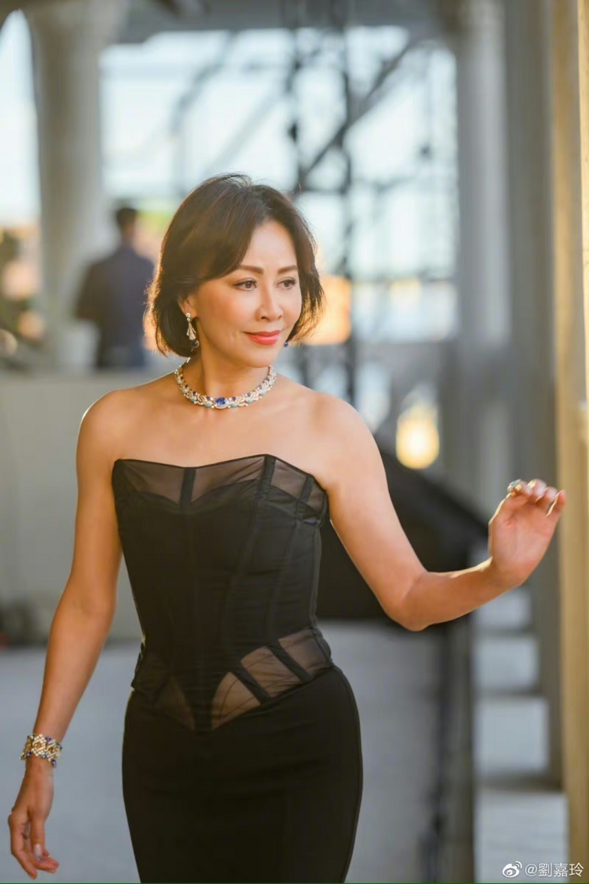 不得不佩服刘嘉玲的时尚前卫,一般人像她这个年纪都穿"夕阳红"和"