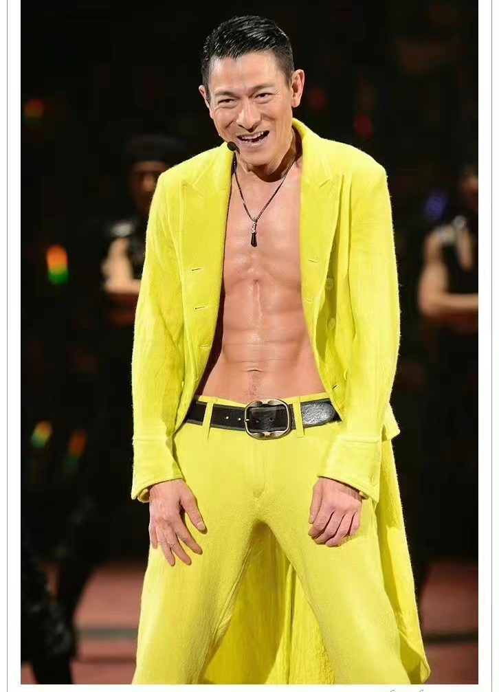 61岁刘德华,体重67公斤,8块腹肌,他如何保持?