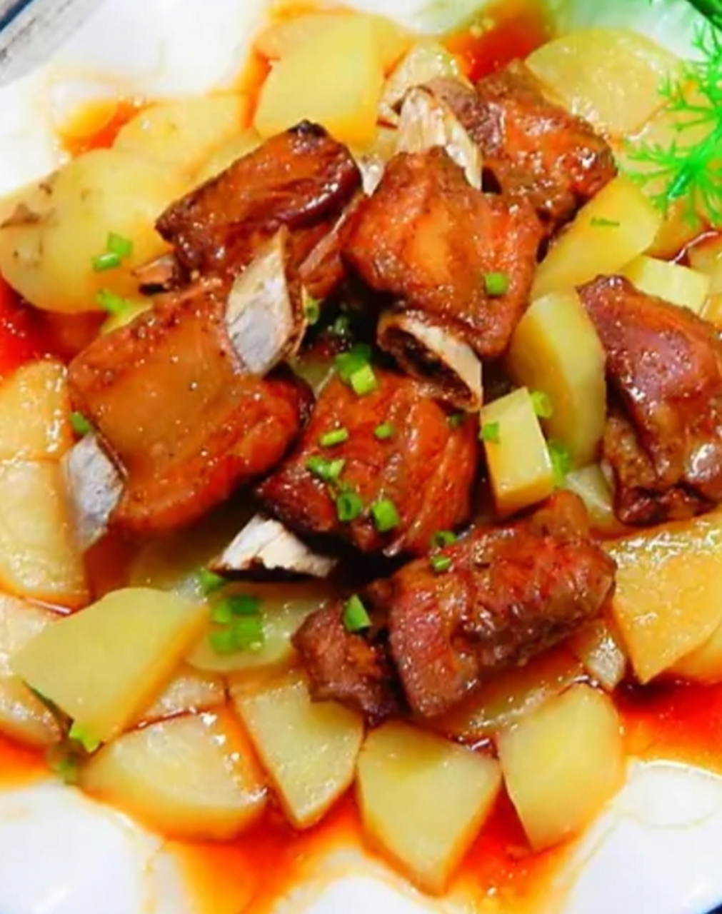 我的美食分享#  土豆蒸排骨  做法:  肋排剁成小段,清洗几遍,再加