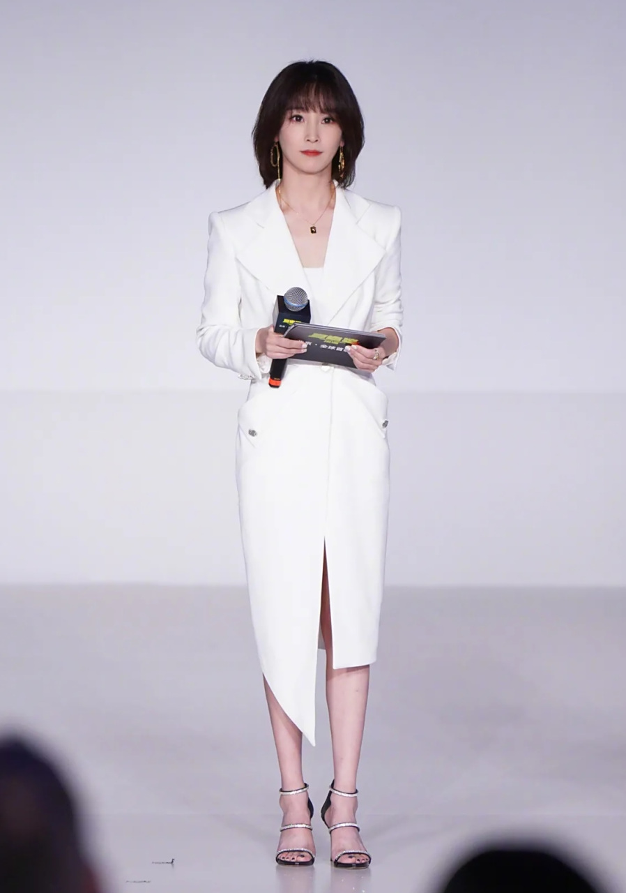 谢楠留短发的时间太久了,留了长发更漂亮,更有女人味儿!