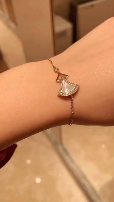 宝格丽 白贝母小扇子钻石手链 美得与众不同-度小视