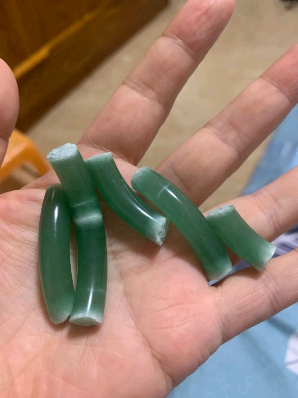 手镯断了,怎么好像蜡烛一样,有懂行的头条网友,能告诉我,这是什么原因