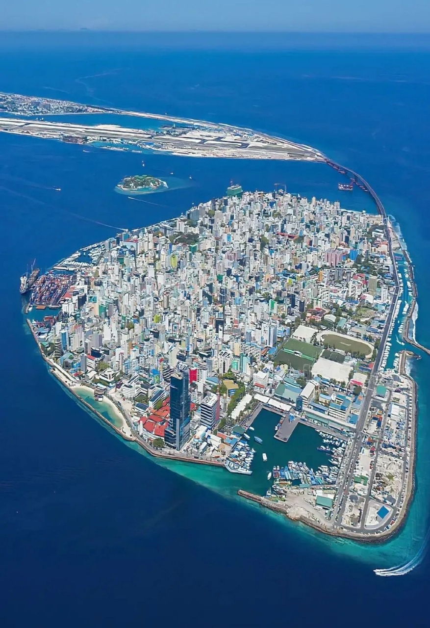 这是太平洋岛国马尔代夫的首都马累,是世界上面积最小的首都,全岛面积