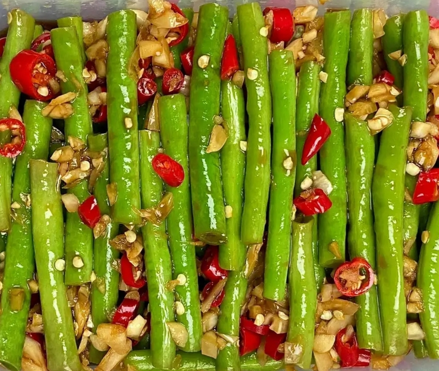 凉拌豆角  酸辣爽脆,特别简单还下饭  食材:豆角,小米辣,蒜  做法:  1