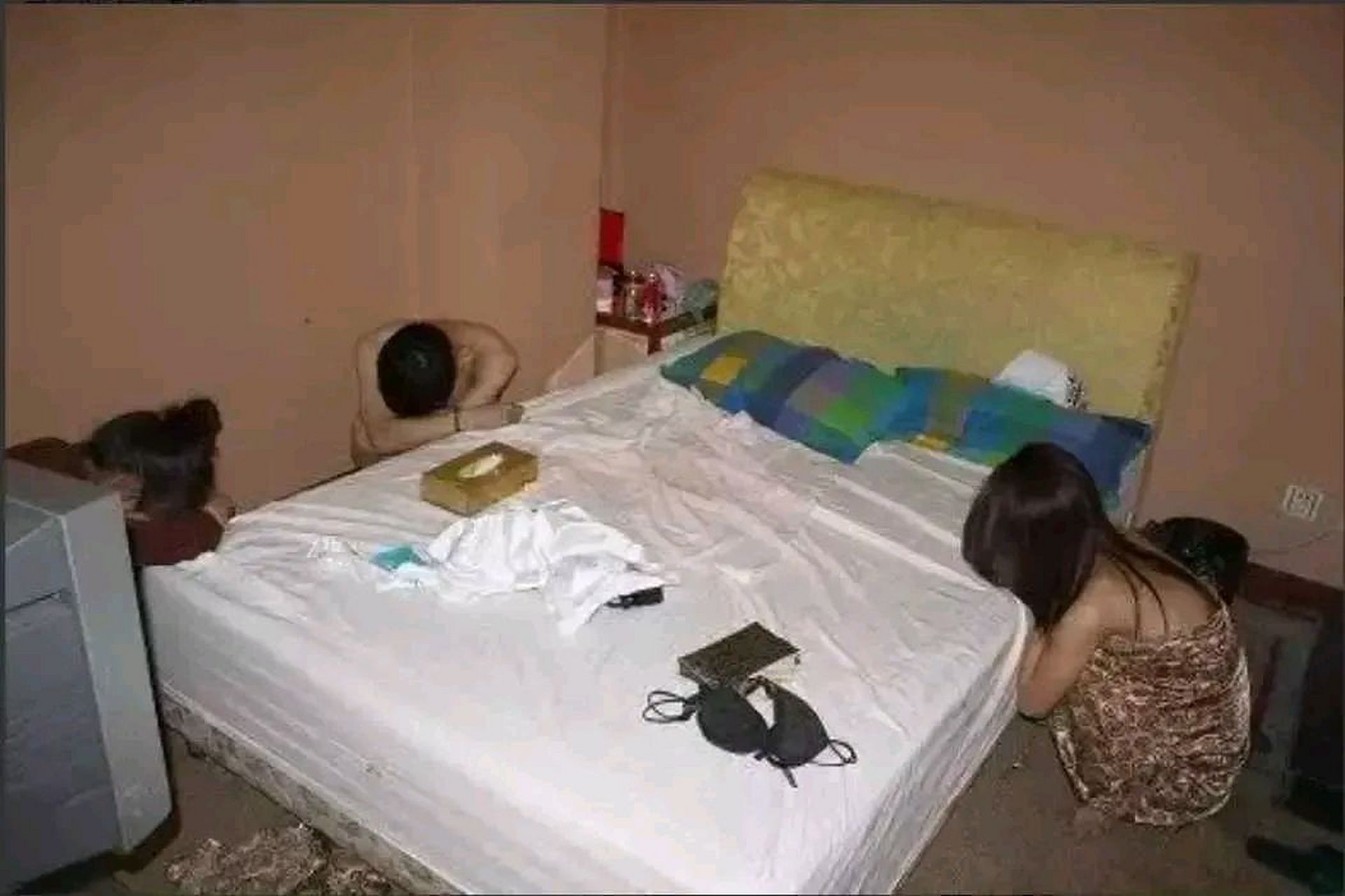 2002年,一家酒店内,扫黄现场,两名失足女和一个男人当场被抓获,面对