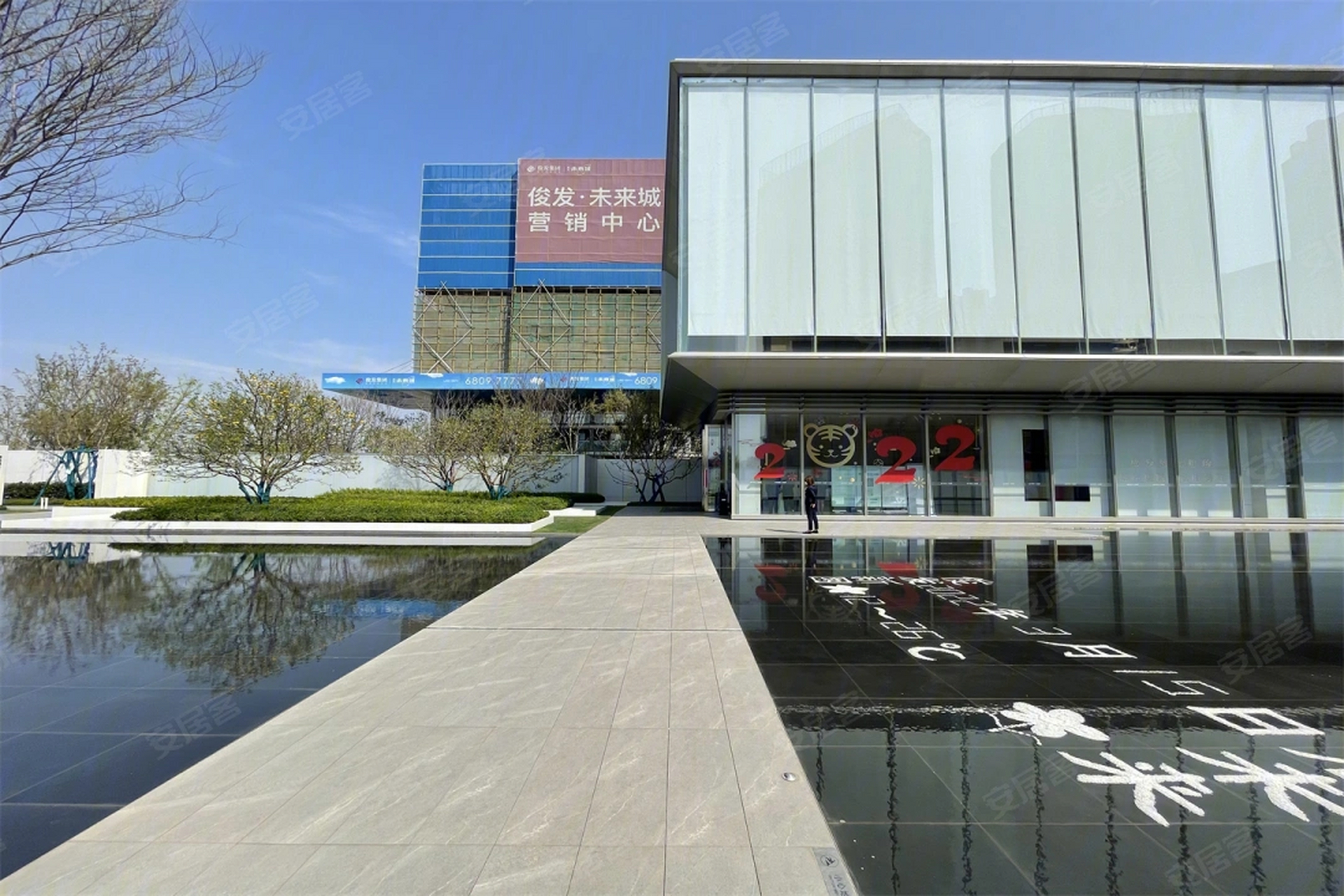 一烂尾楼盘未来城复活,据了解,位于昆明玉缘路的俊发未来城被接地接管