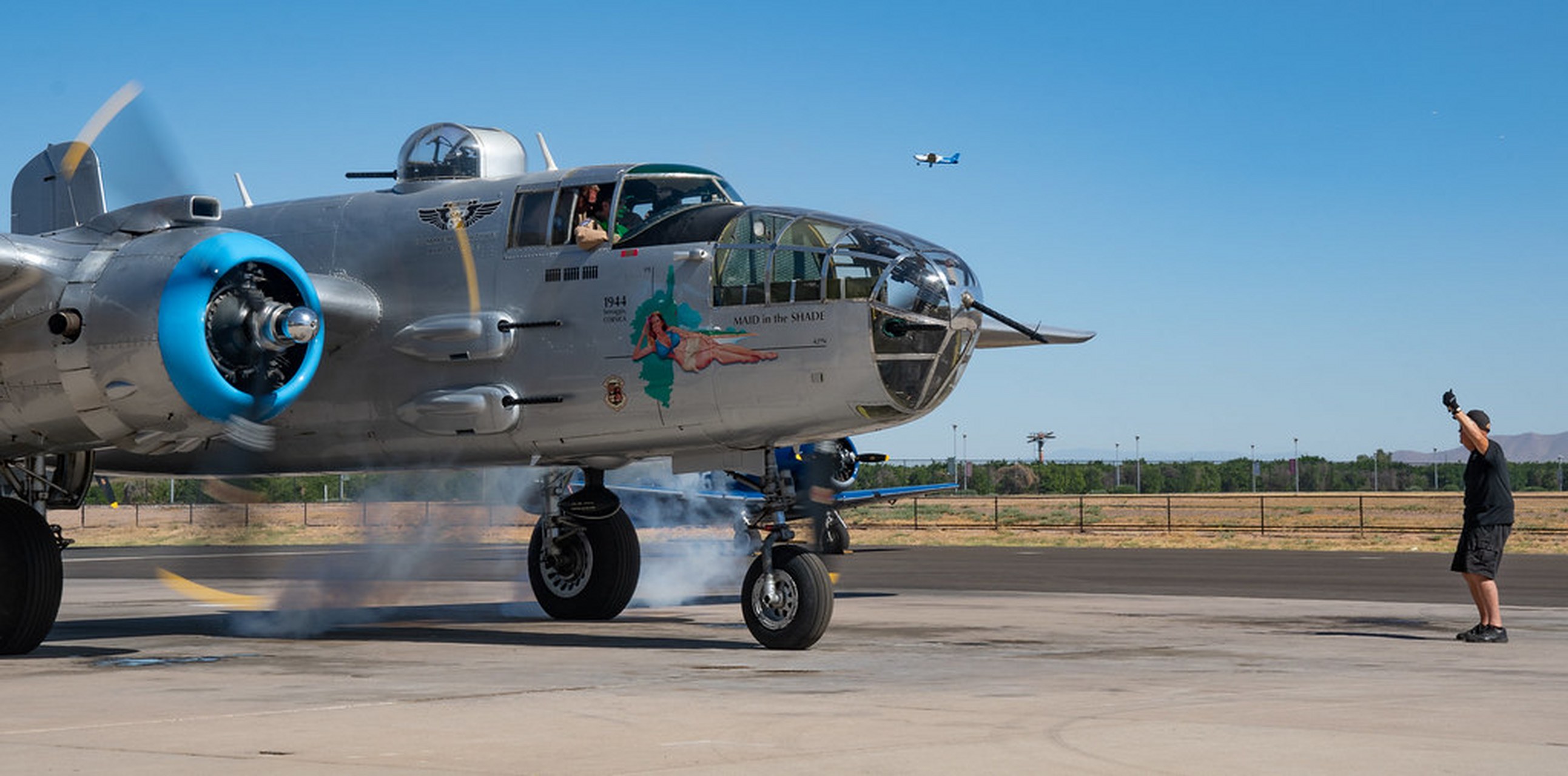 亚利桑那州梅萨2023年5月25日b25米切尔轰炸机地面试车后起飞.