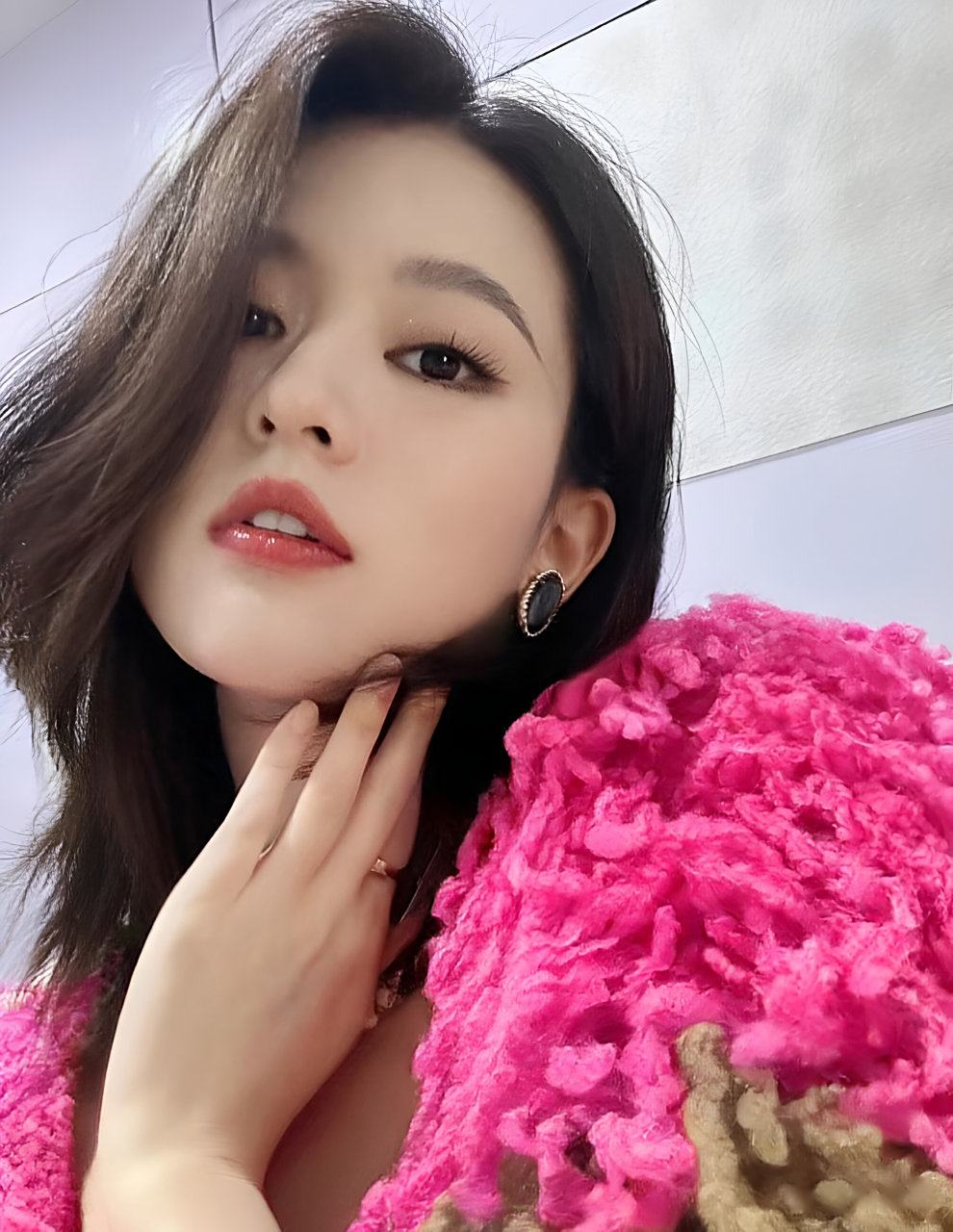 她有一双大眼睛,眼神清澈明亮,鼻子高挺,嘴唇微翘,她的笑容甜美,气质