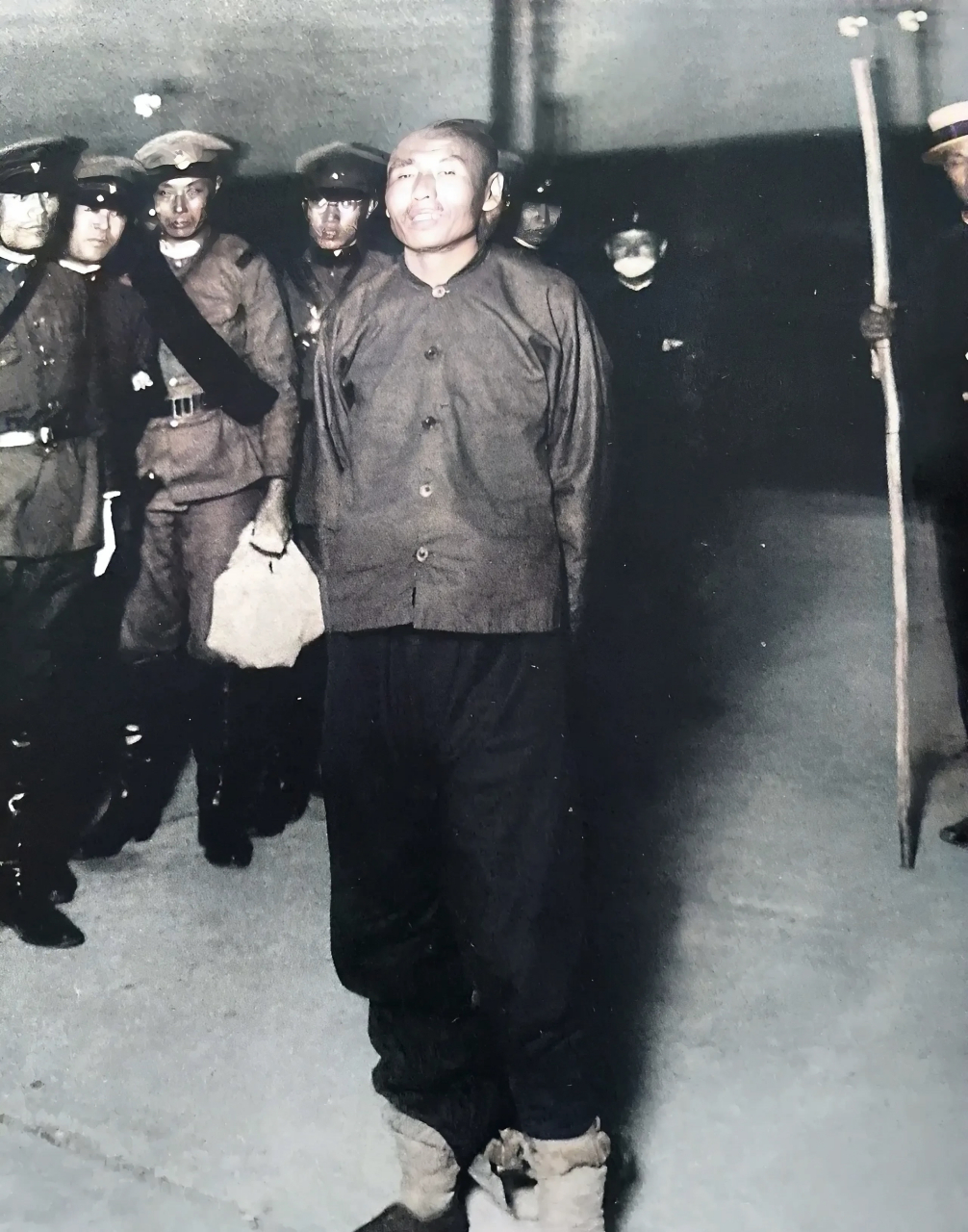 邓铁梅是一个正直的人,他在民国初年就做过旧社会的警察,还做到了