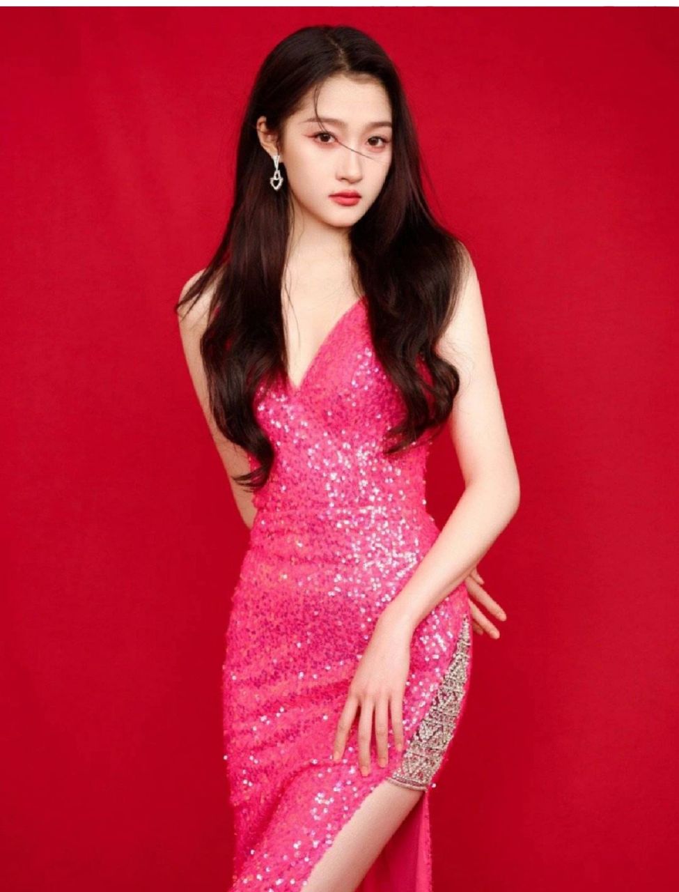 关晓彤晒春晚穿搭,穿玫红色吊带礼服裙优雅又性感,美出天际让人赏心