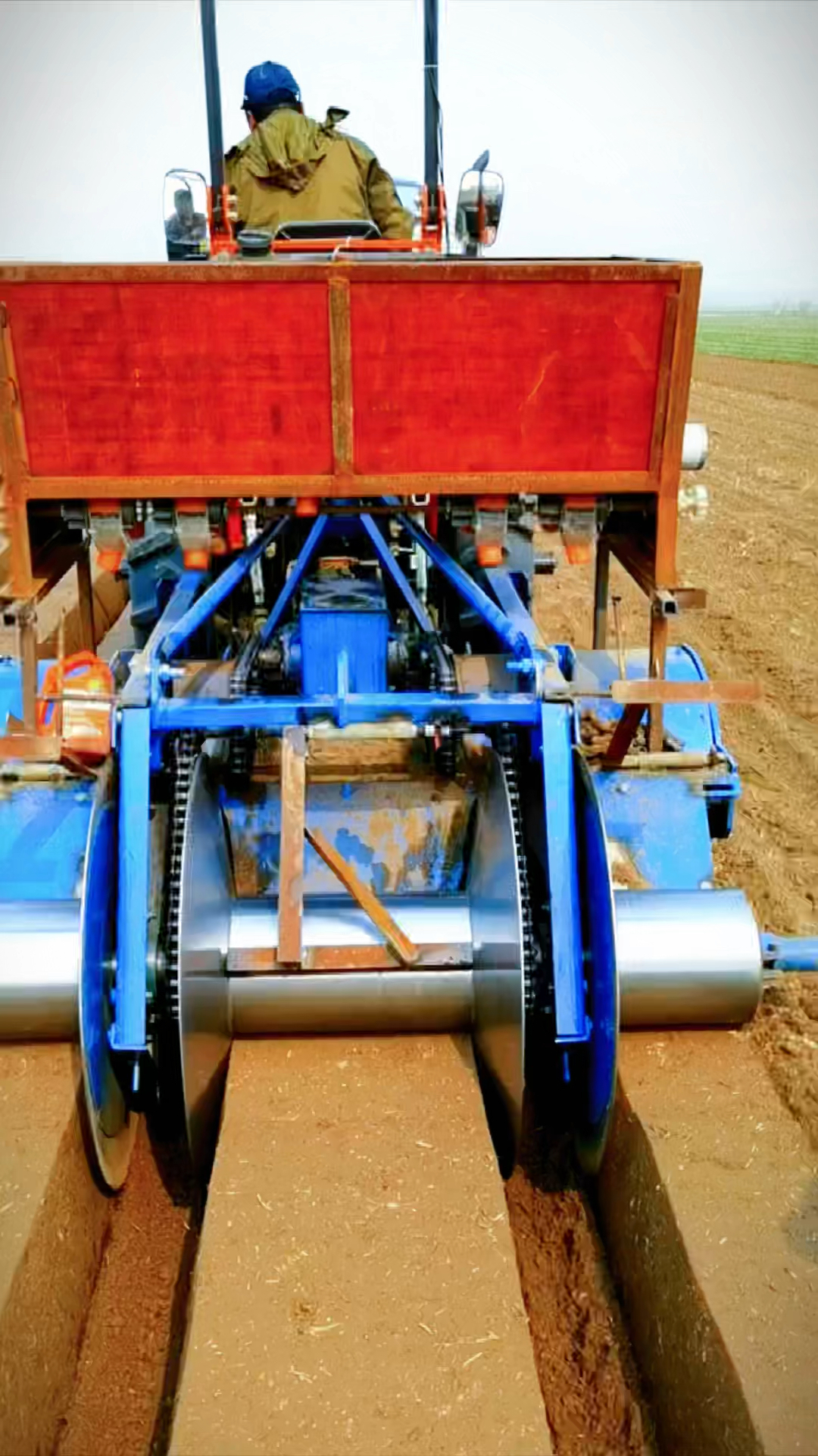 40马力以上拖拉机都可以用的大葱开沟机,真实用,好农机!