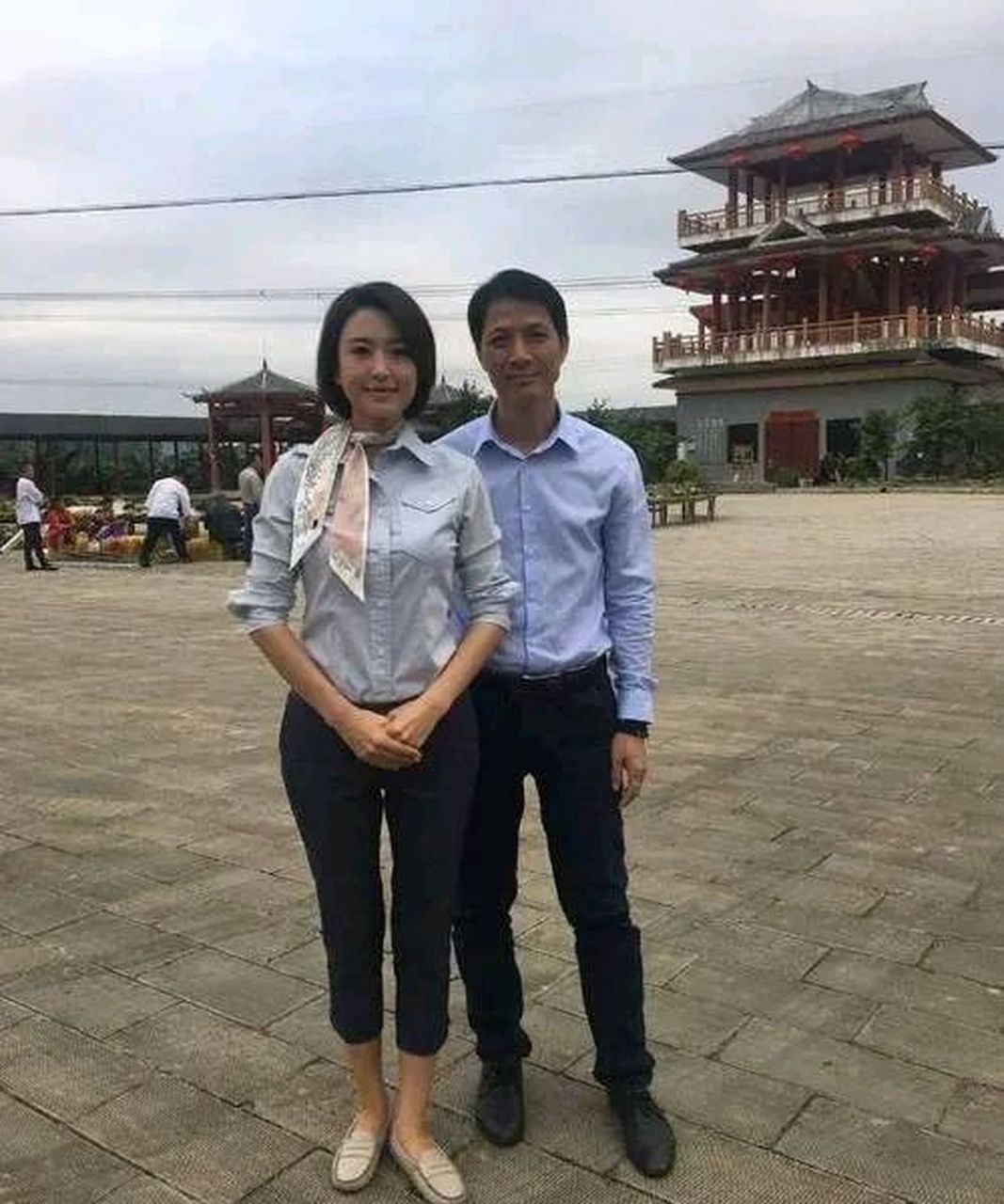 当年,身价百亿50岁的王吉财和34岁的央视主持人张蕾见面后想追她,张蕾