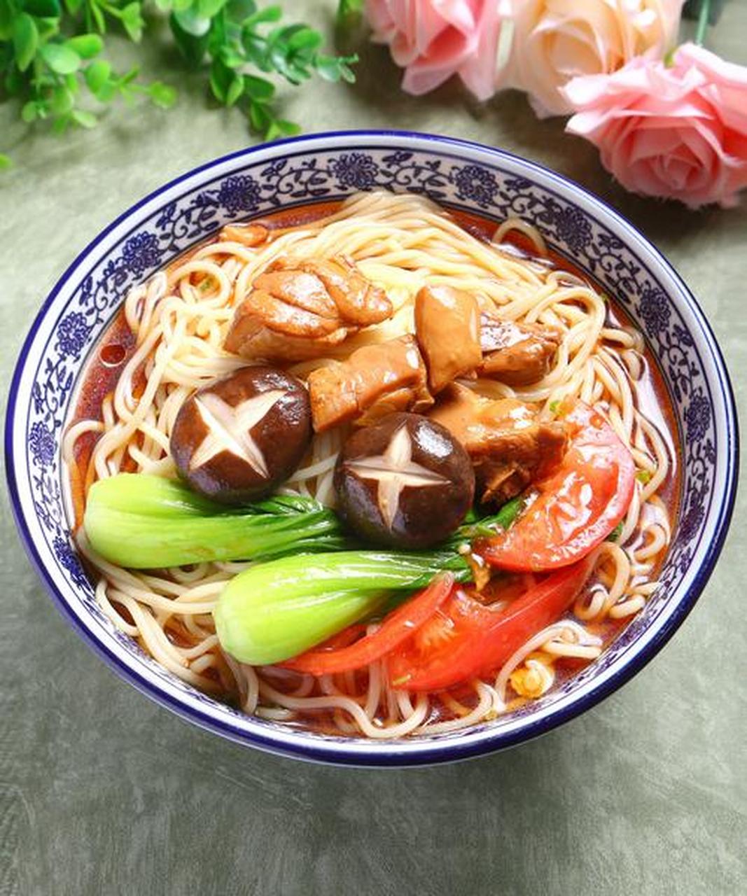 头伏饺子二伏面,今天是二伏,吃面喽! 可以吃热汤面,吃得满头冒汗.