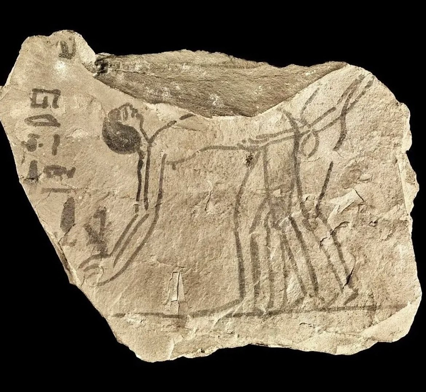 一块可追溯到公元前 1500 年的古埃及石板描绘了一对正在进行性交的