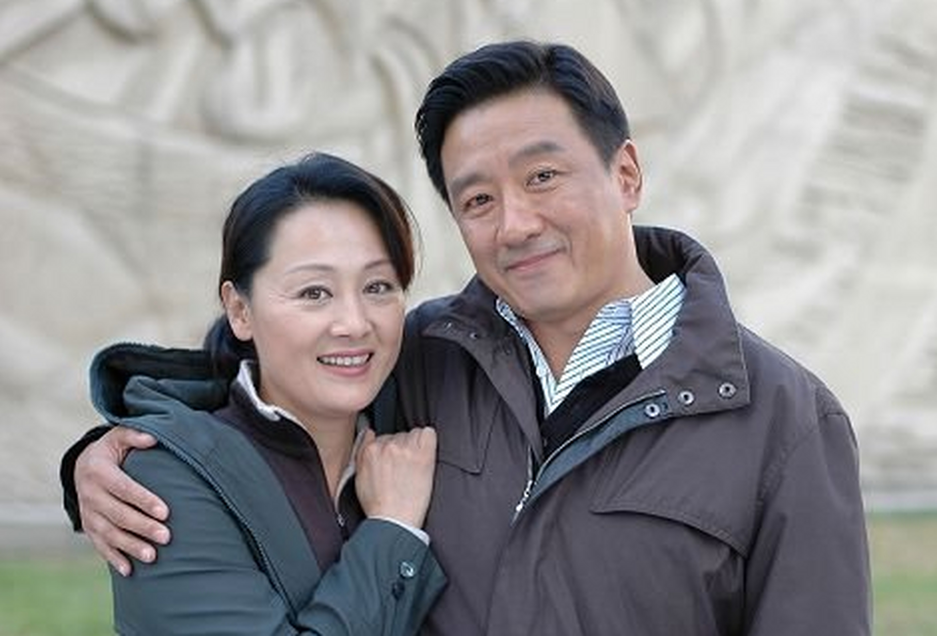 老戏骨丁勇岱与妻子赵雪华的爱情故事展示了沟通,包容,家庭生活以及对