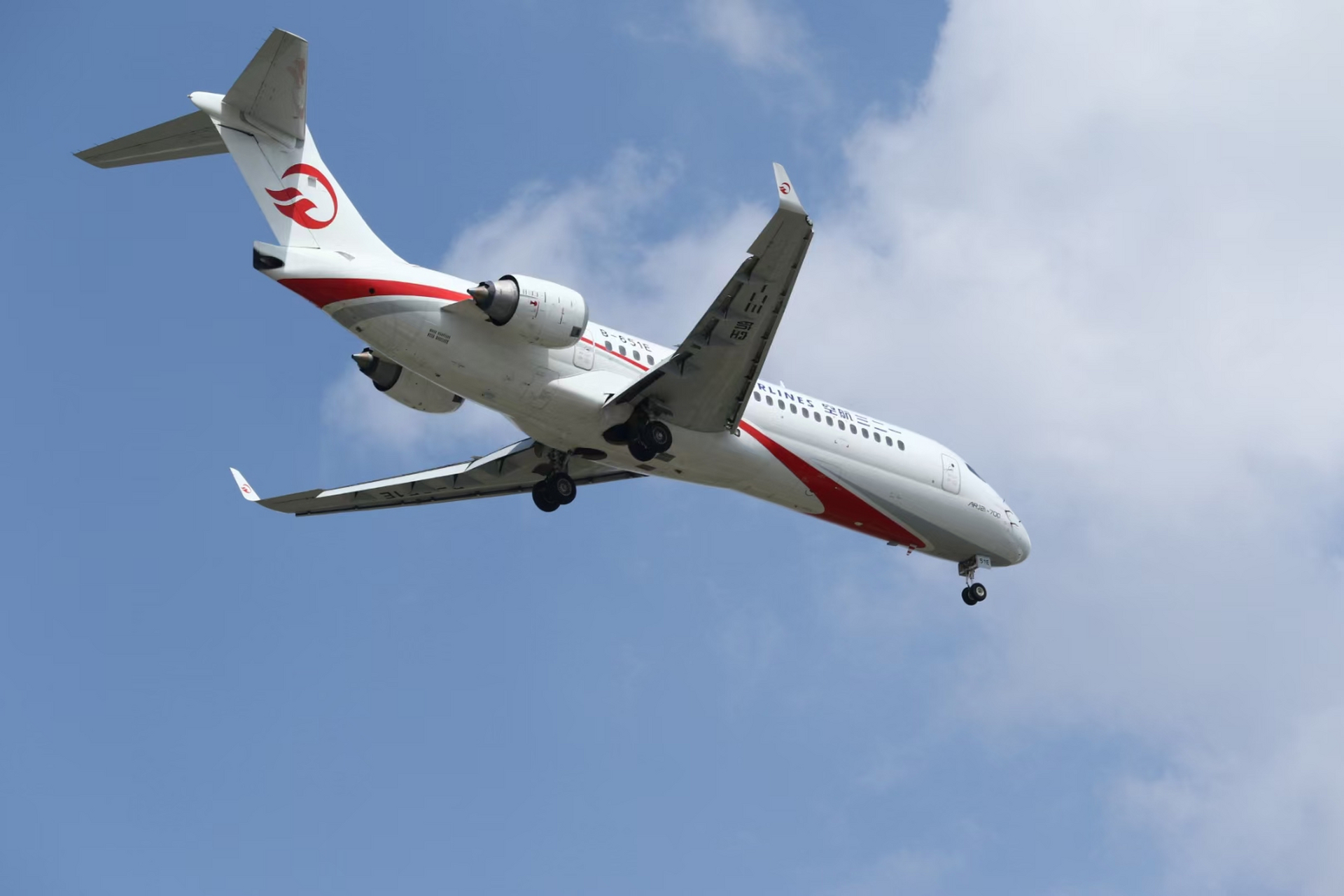 国产飞机:一二三航空和南方航空的arj21 摄影:拉上窗帘