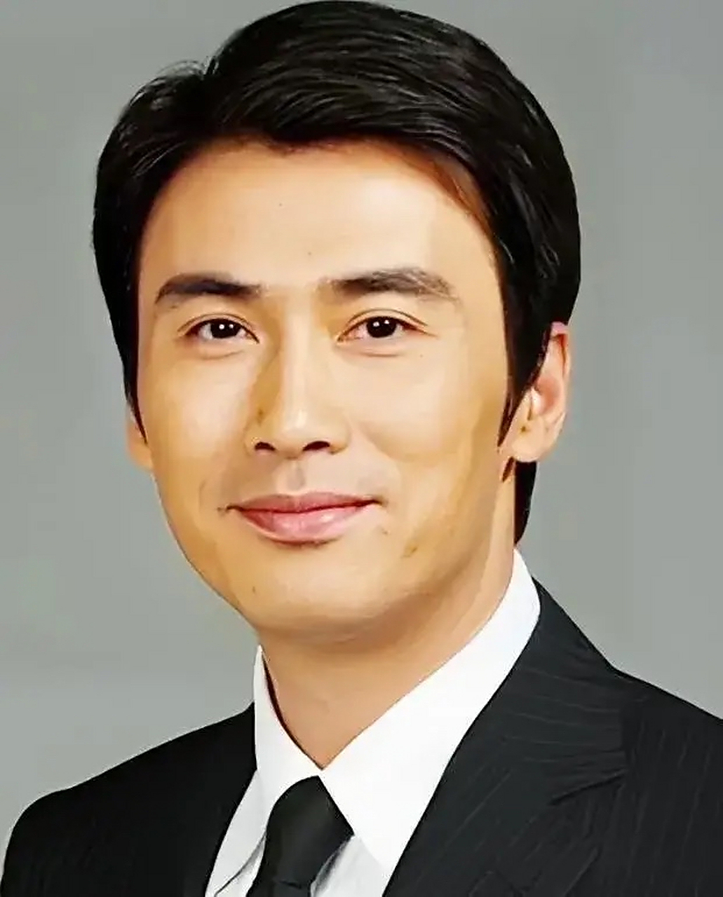 81,身形高大魁梧,样貌稳重大气,浓眉大眼,典型的中国标致男人的长相.