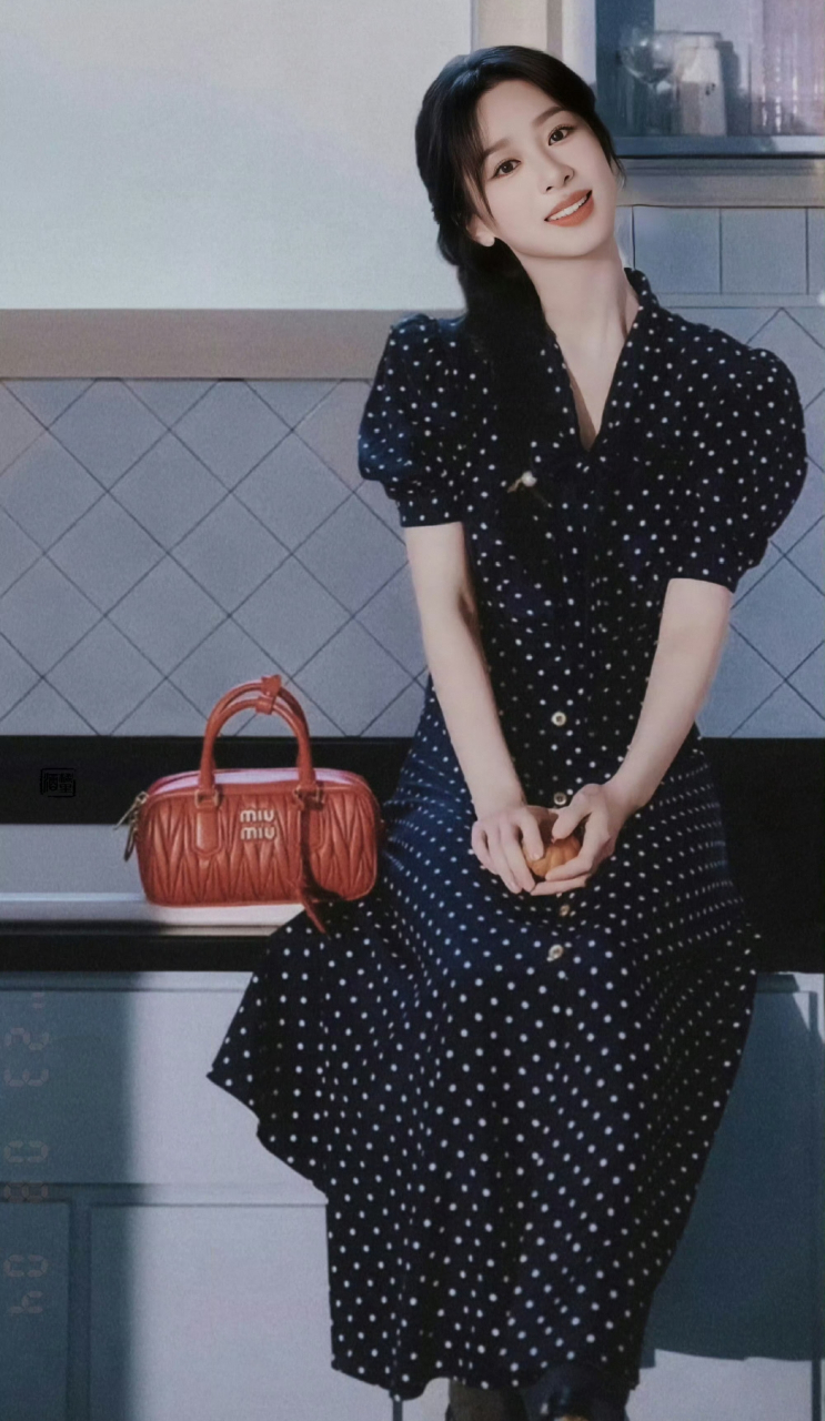 杨紫身穿波点长裙,搭配麻花辫, 温柔俏丽,甜美可人,满满的少女感!