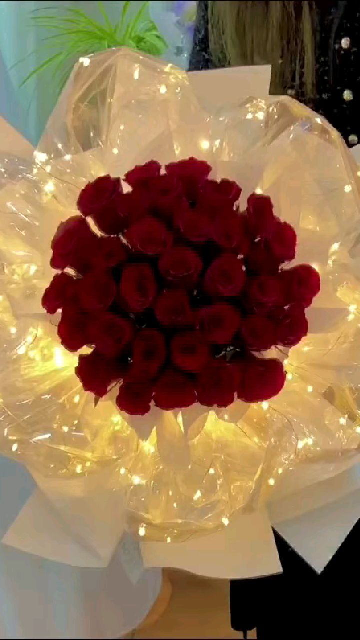 33朵红玫瑰发光花瓣花束 暖洋洋的周末刚刚好的阳光 有你陪伴的日子
