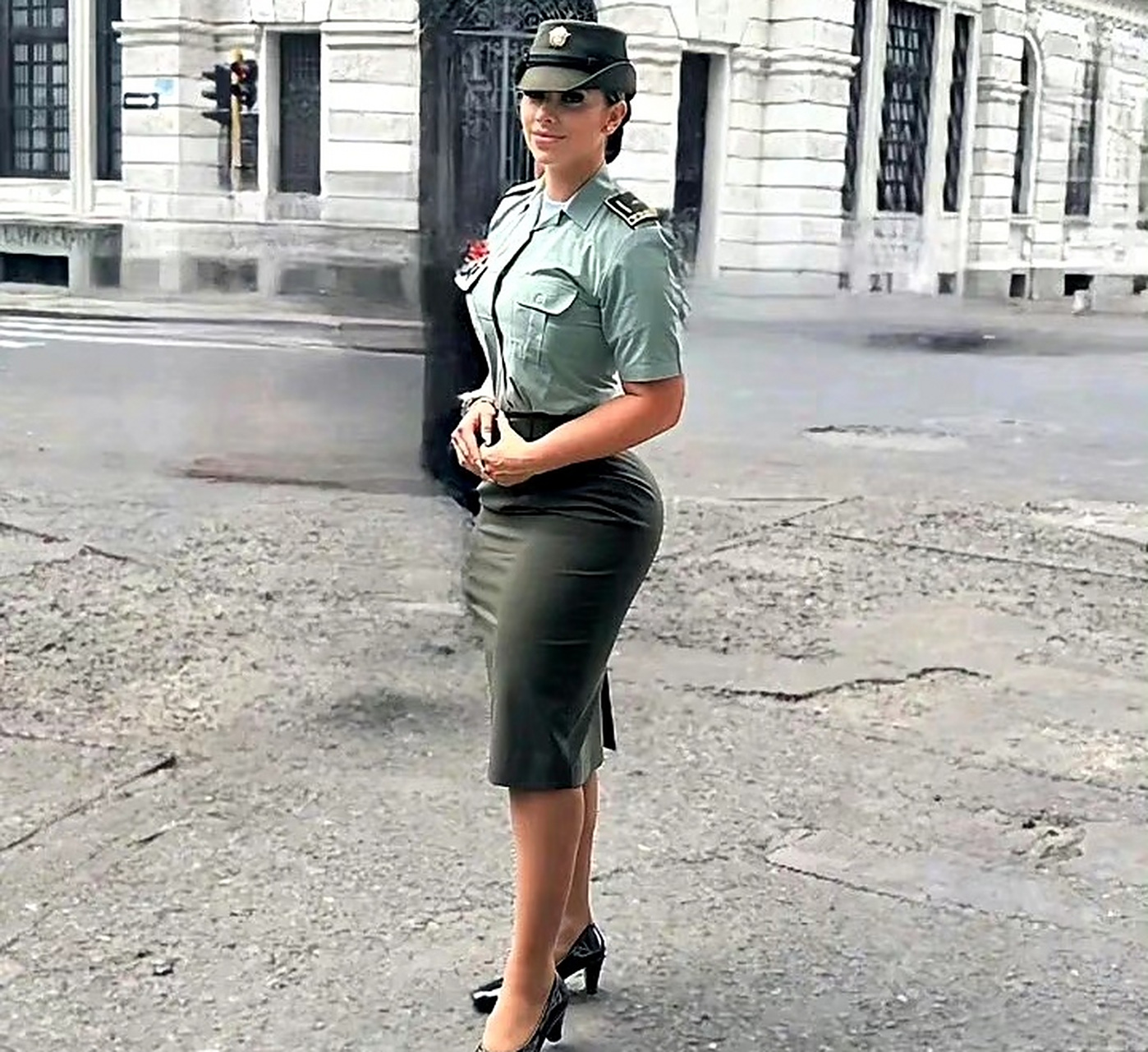 这是哥伦比亚的女兵,这样的身材在军队中肯定很受欢迎.