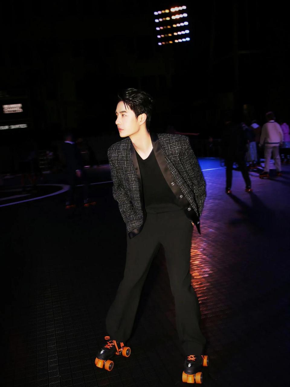 双手插兜溜冰的王一博,怎一个"酷"字了得,整体造型,表情管理全部到位!