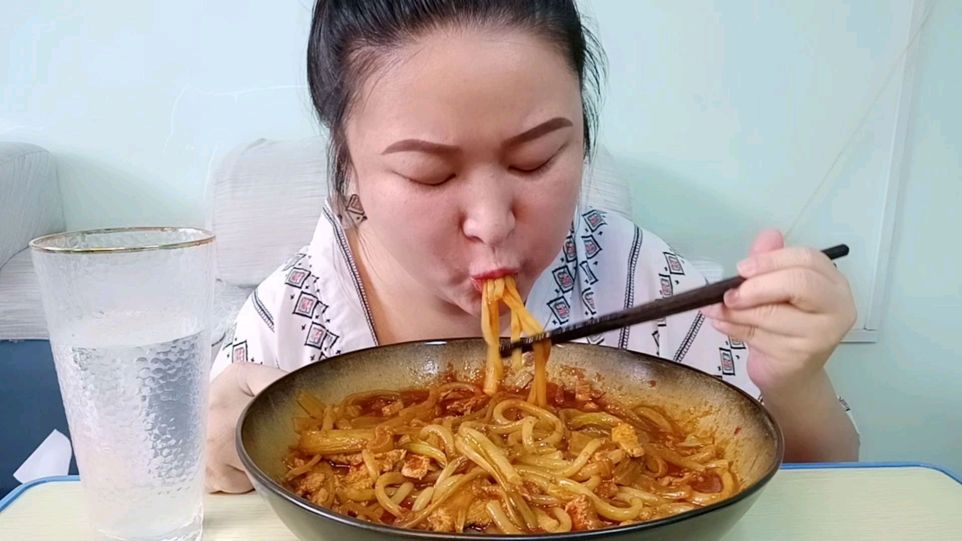 190斤胖妈虽然在减肥,但是依旧戒不了爆辣炒米粉