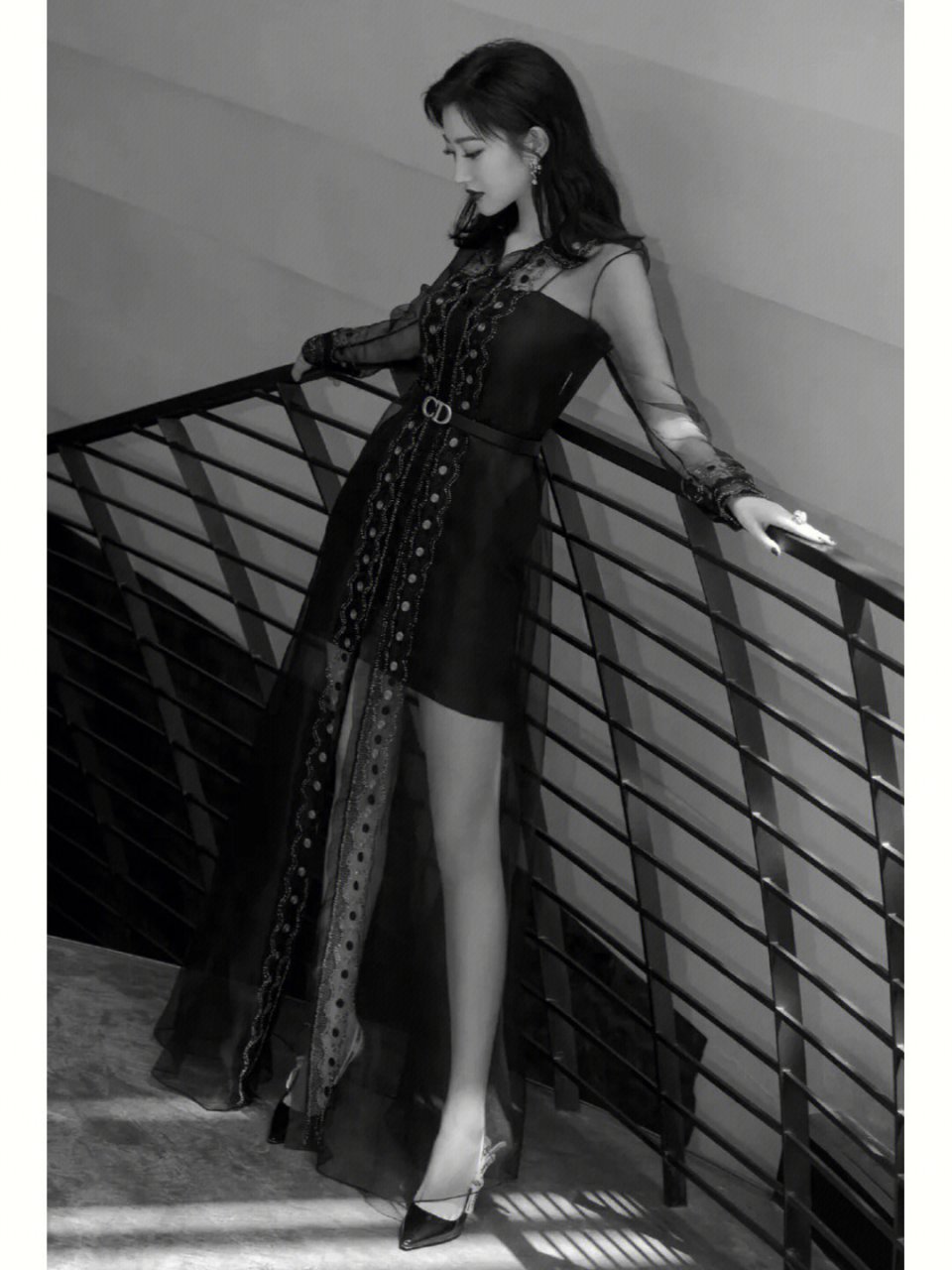 景甜可真会打扮,黑色的吊带连衣裙外面还搭配一件黑色的半透视长裙