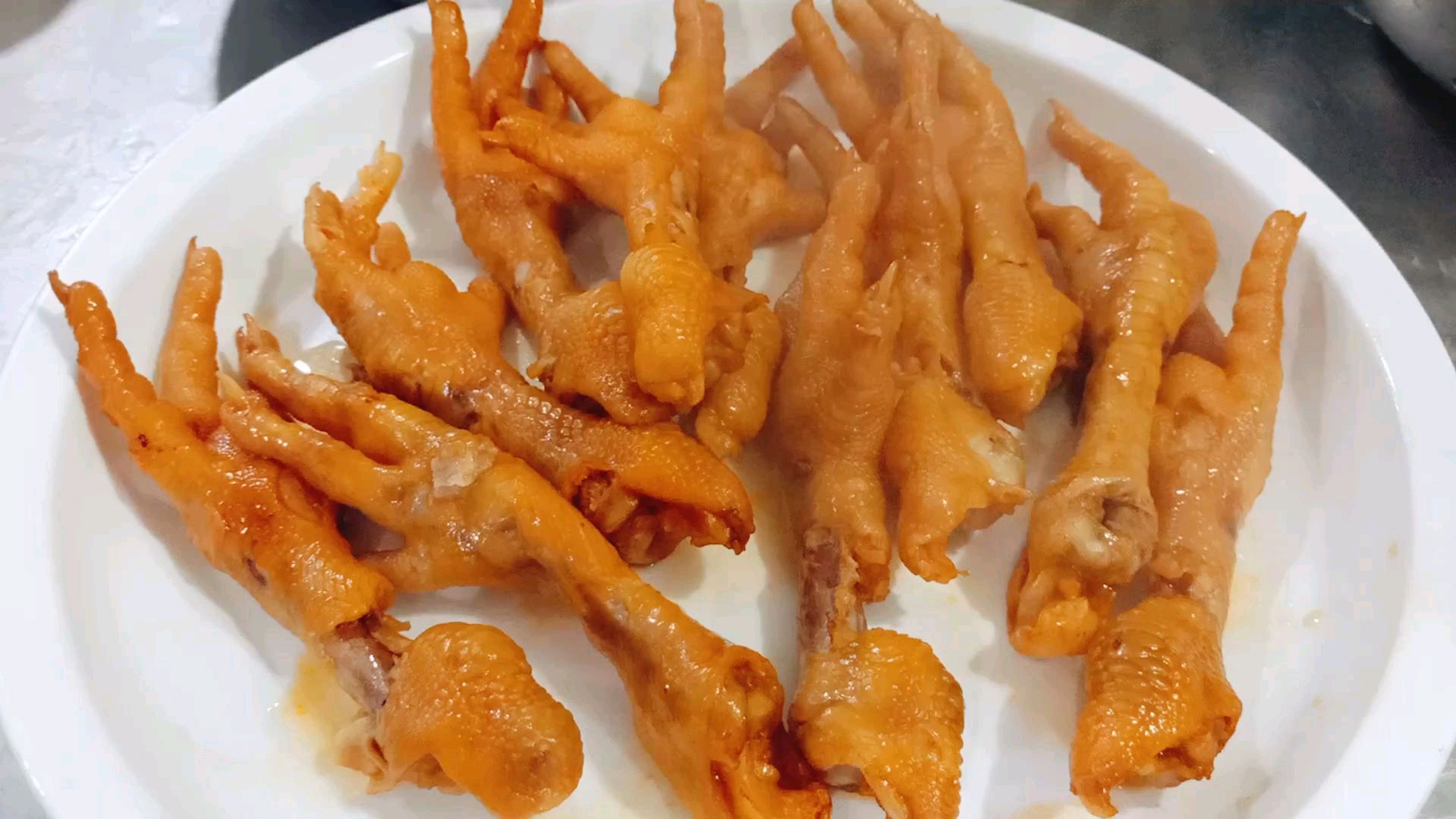 在家这样做酱鸡爪,味道香颜色亮,鸡翅腌料新用途