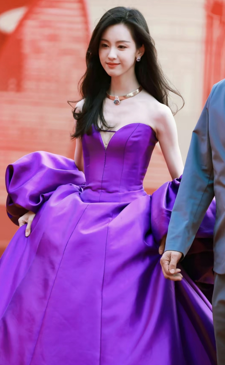 网友:陈都灵身着紫色抹胸长裙,参加北影节开幕红毯,真的太美了