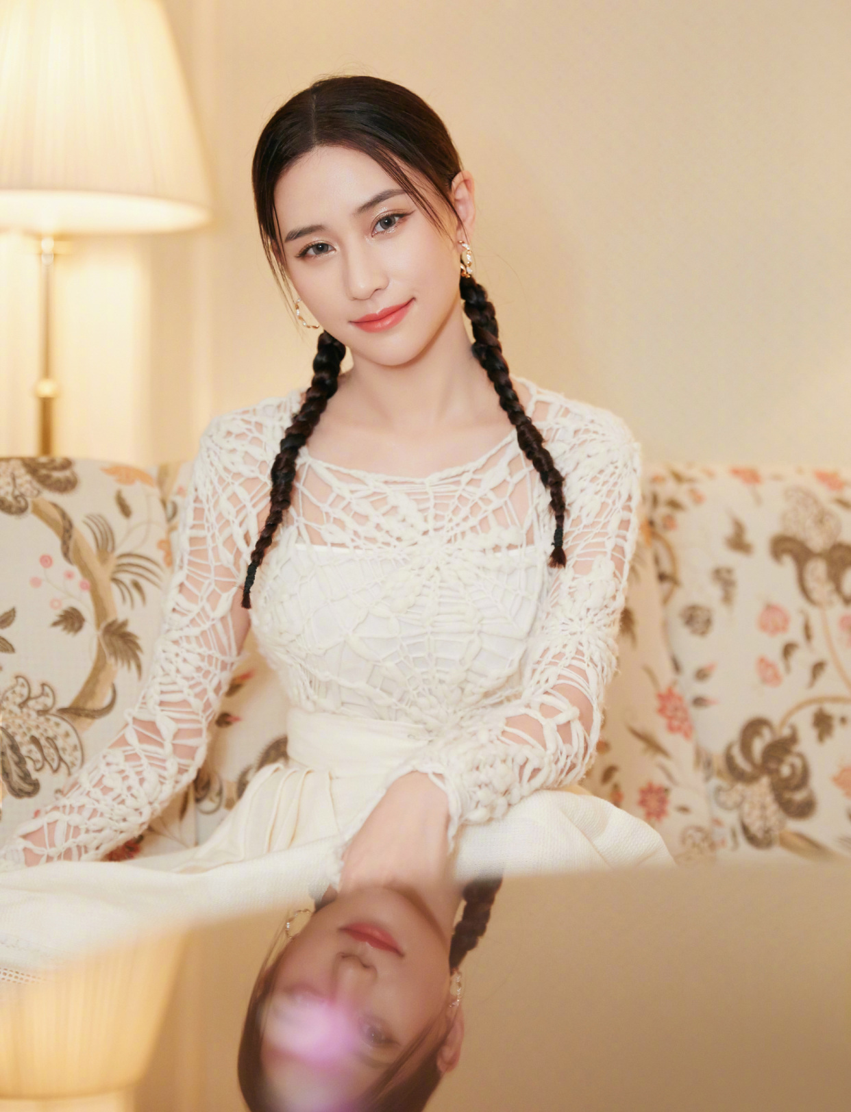 明星图集:何超莲流苏蛛网甜美风,减龄又大方