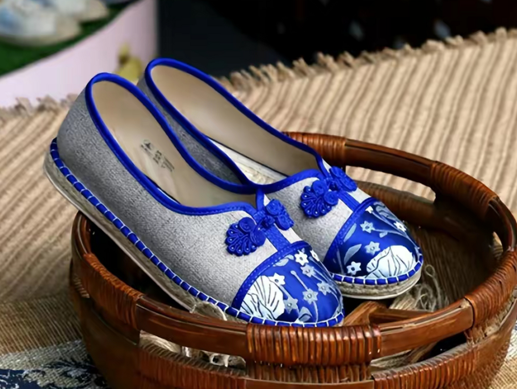 甘谷麻鞋非遗传承人郭娟  把麻鞋都编织出了花儿.果然,高手在民间.