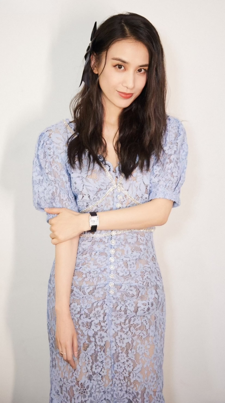 黄圣依这一组写真散发着温柔而坚毅的美