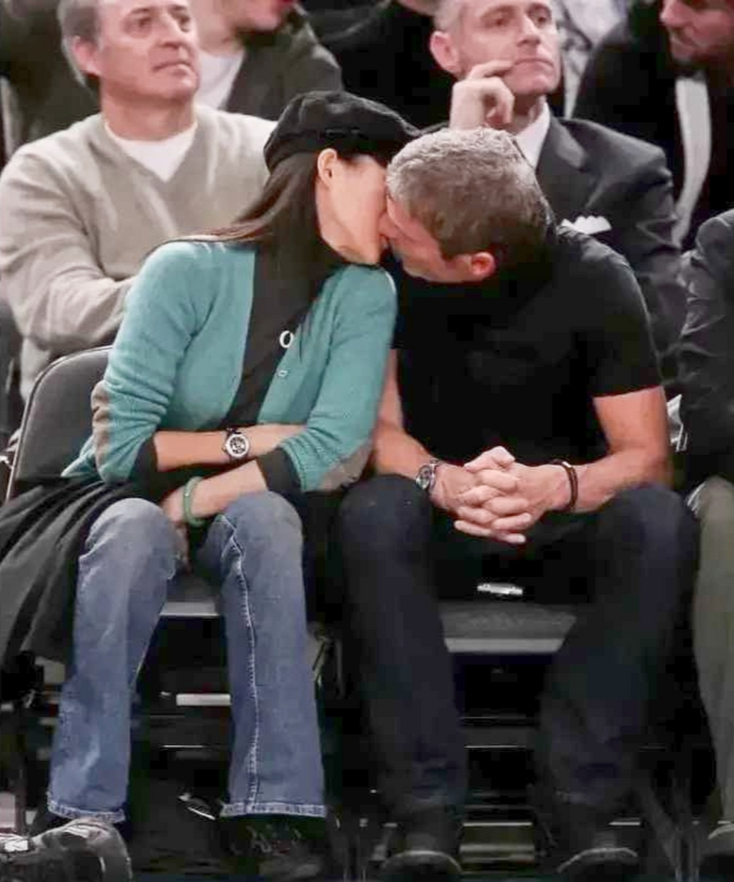 2007年,章子怡和以色列男友在纽约观看nba比赛时,当众热吻的情景.