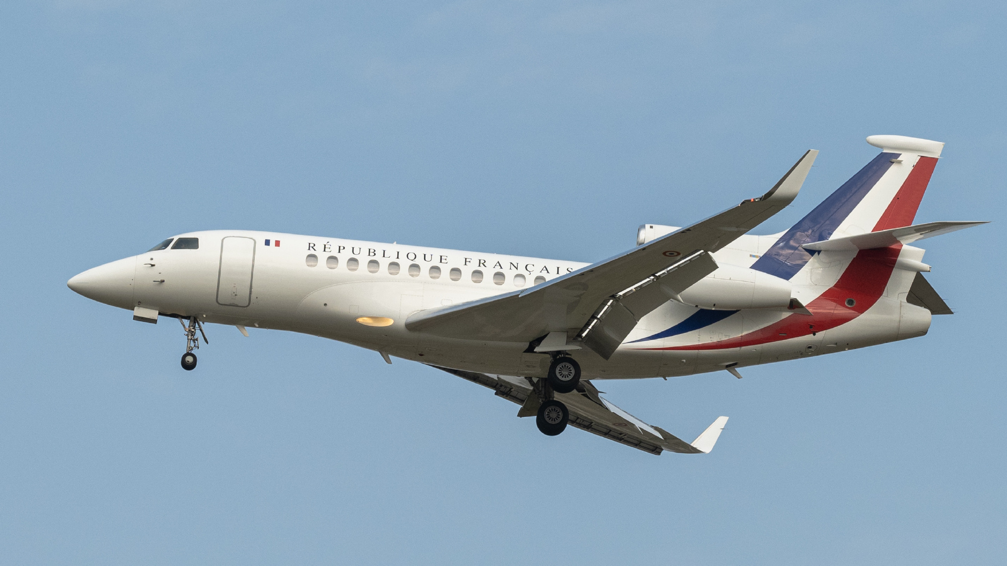 法国总统来访专机上有玄机,挂有特殊装置,能防御导弹攻击