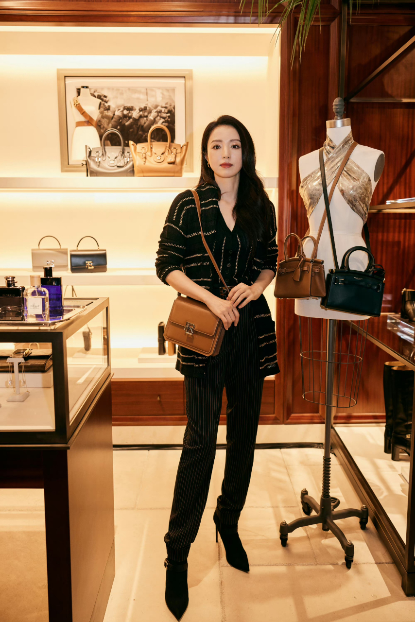 美女# 女神董璇品牌代言,气质与颜值拉满.