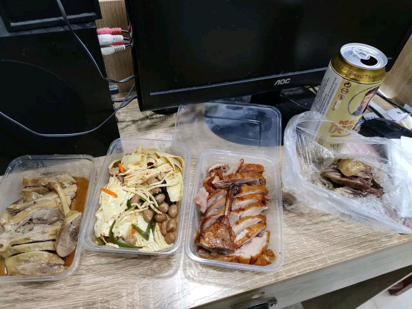 此刻的我正在店裡獨自一個人喝著悶酒,喝著苦酒,喝著喝著感覺心裡一陣