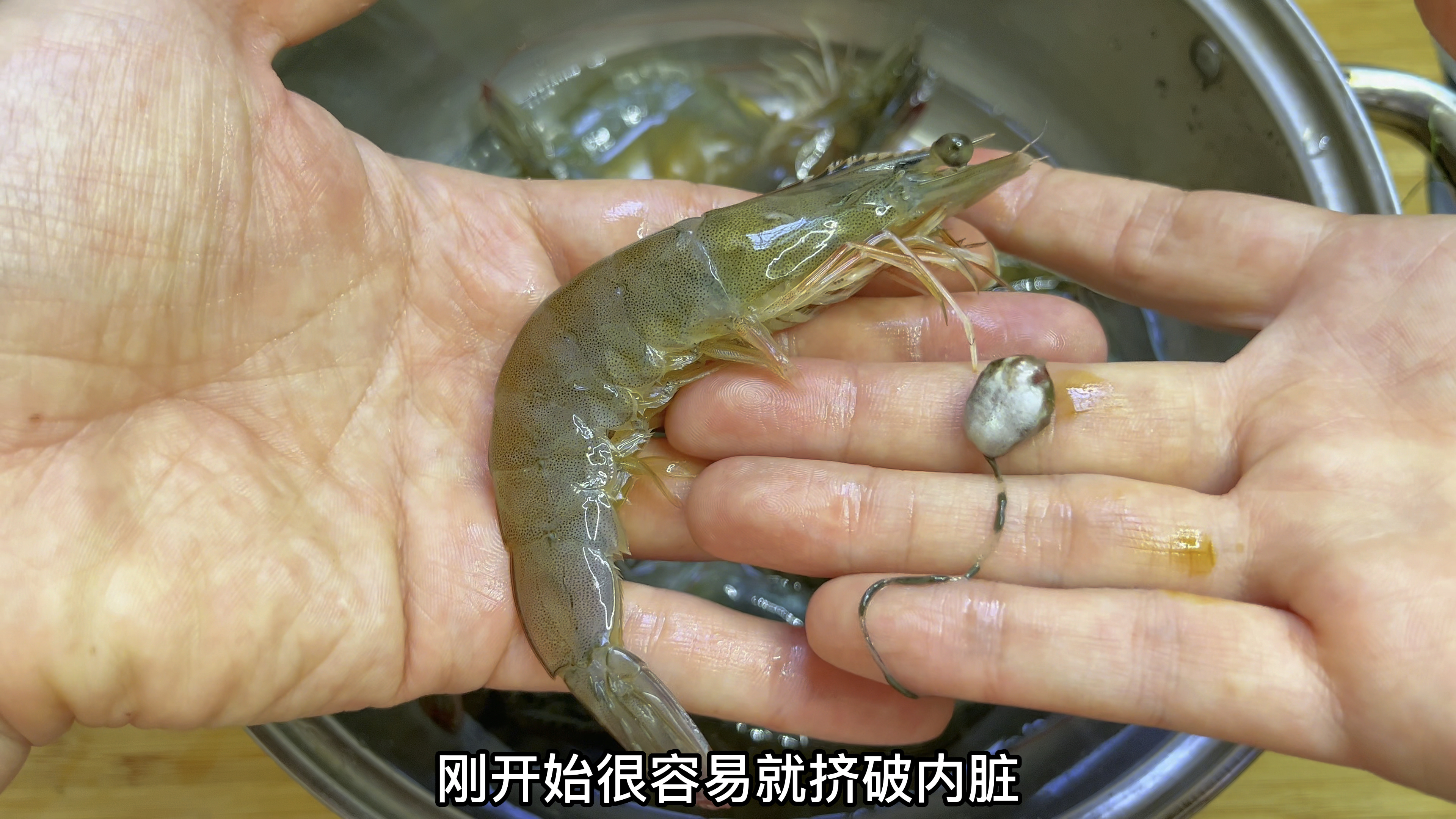 现在市场饲料虾越来越多，胖江教你一招去内脏和虾线技巧