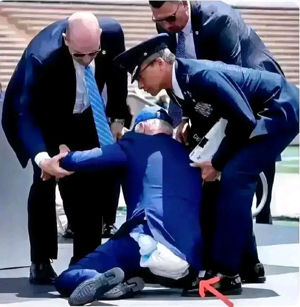 有一次美国总统拜登不慎突然摔倒了,裤子挣开了,里面露出了纸尿裤.