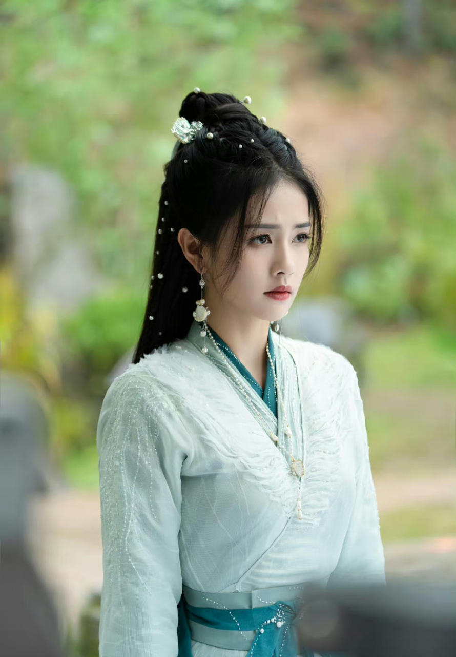 桑酒白鹿my 回到墨河看到族人一个个惨遭毒手 眼泪已经止不住的流 她