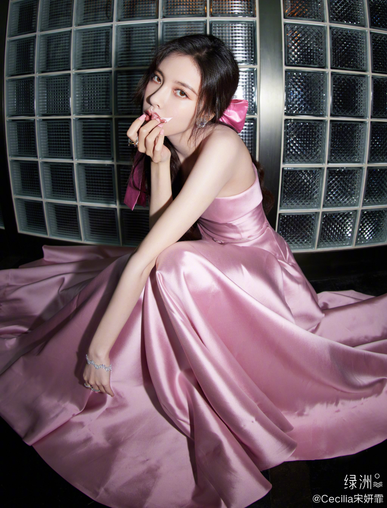 宋妍霏抹胸落地淡粉色长裙