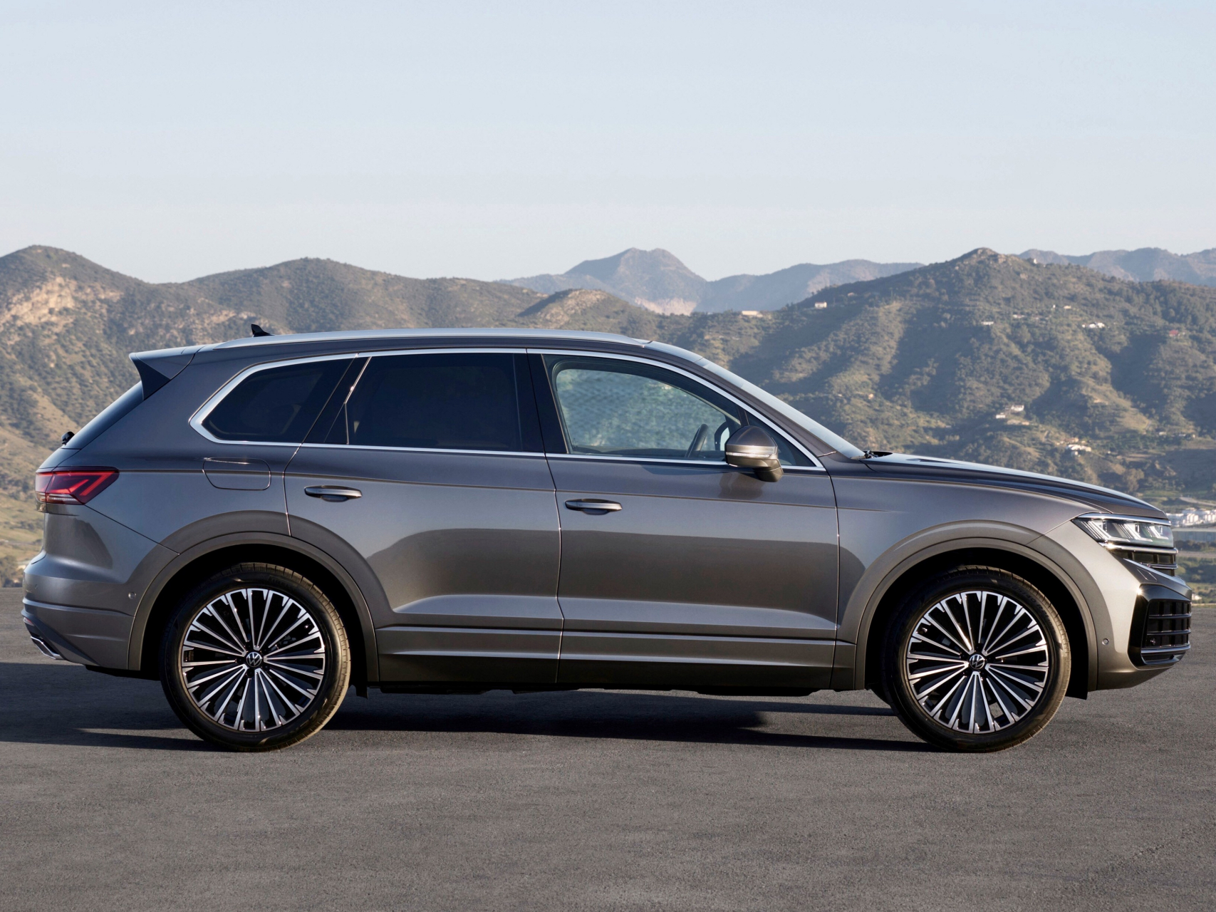 大众2024款途锐,颜值确实高了不少,现在的大众新款suv基本上都采用了