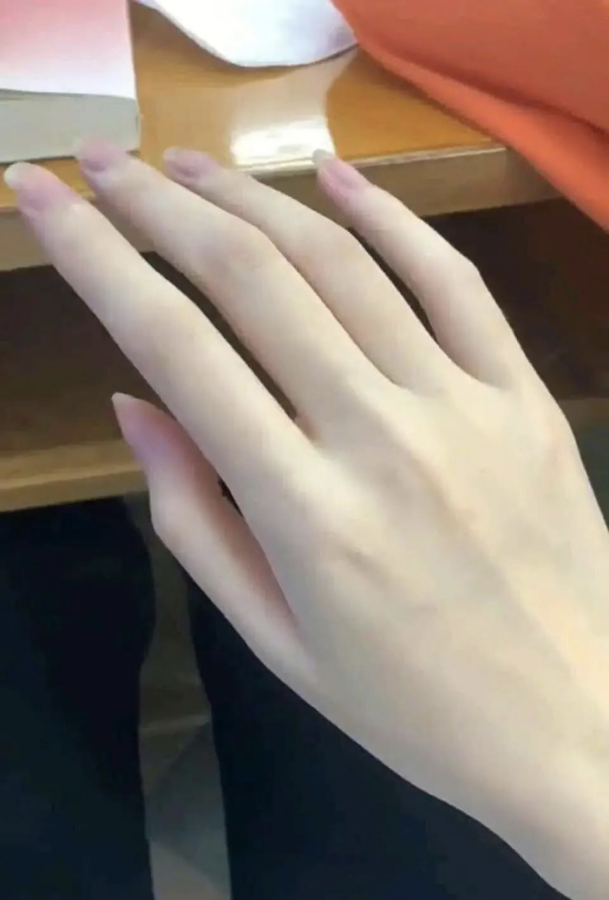 这么漂亮一定是女孩子的手吧
