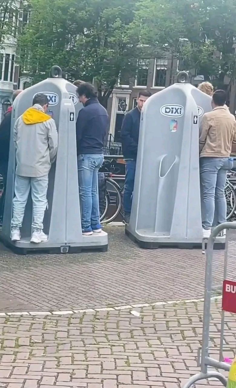 荷兰街道上的免费公厕,果然还是男士的比较方便,一下就能解决4个人