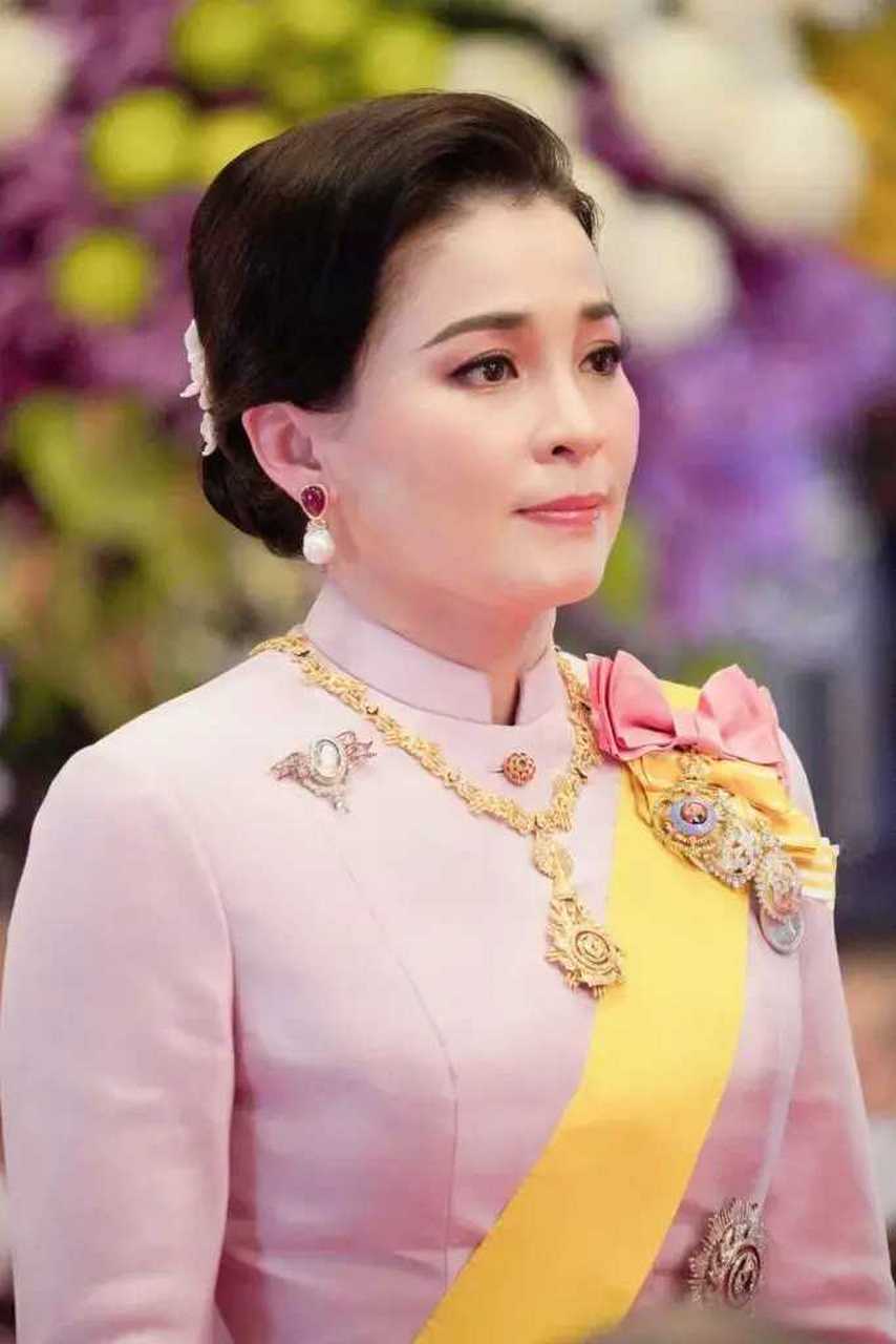 泰国王后苏提达和玛哈国王一定是从另一个时空穿越过来的!