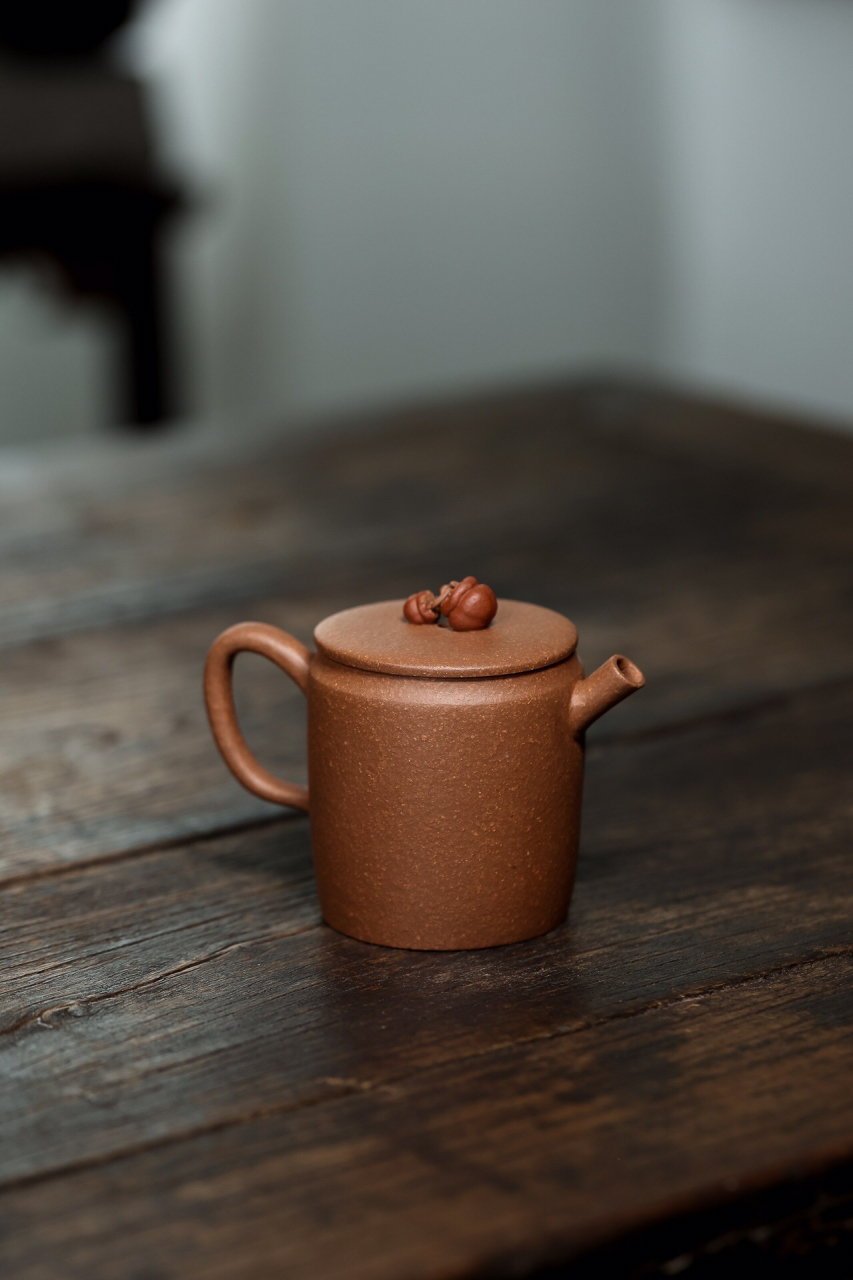 这是一把非常有特色的壶,名字叫做"柿柿如意壶",它的容量是170毫升